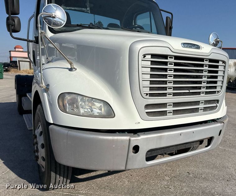 image for item EJ3291 2015 Freightliner Business Class M2 semi truck