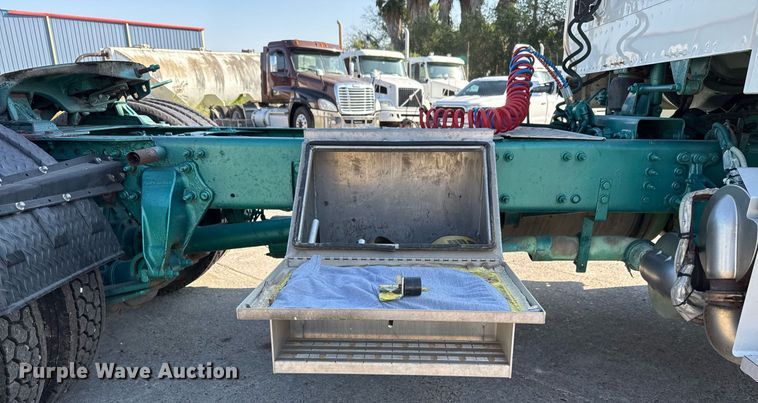 image for item EJ3291 2015 Freightliner Business Class M2 semi truck