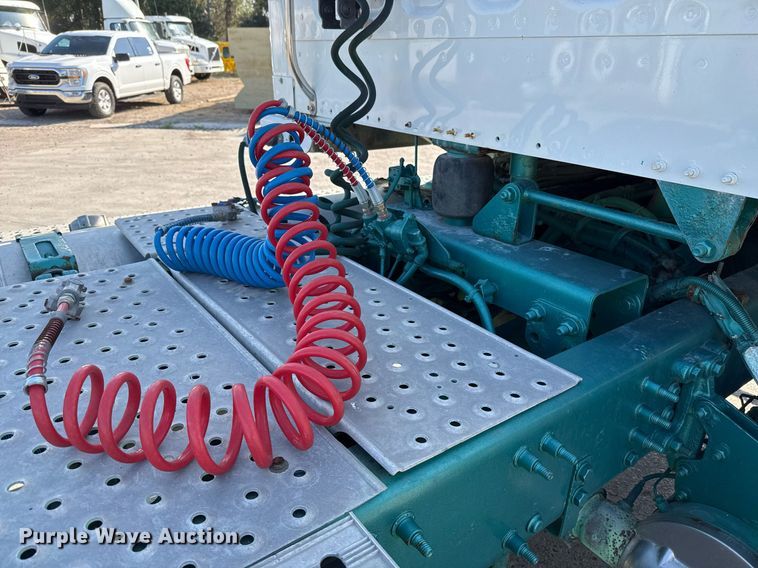 image for item EJ3291 2015 Freightliner Business Class M2 semi truck