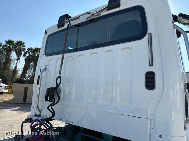 image for item EJ3291 2015 Freightliner Business Class M2 semi truck