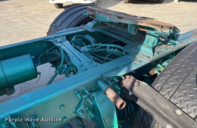 image for item EJ3291 2015 Freightliner Business Class M2 semi truck