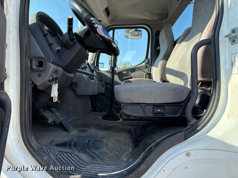 image for item EJ3291 2015 Freightliner Business Class M2 semi truck