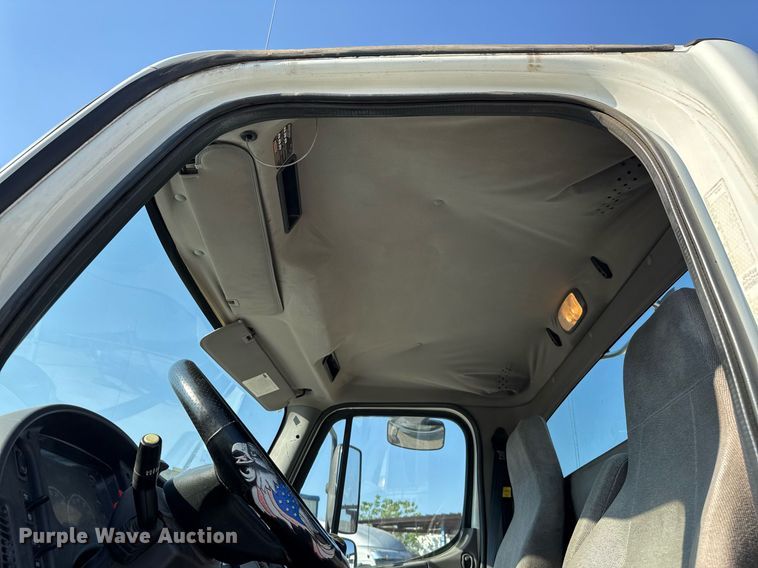 image for item EJ3291 2015 Freightliner Business Class M2 semi truck