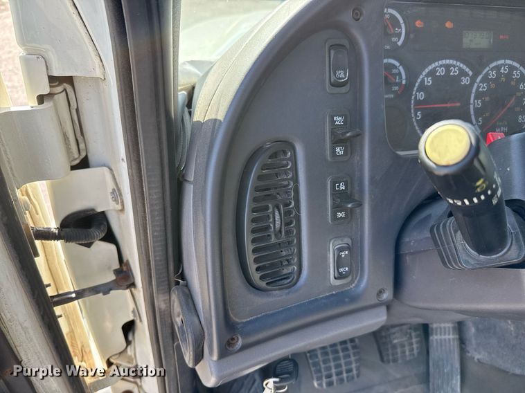 image for item EJ3291 2015 Freightliner Business Class M2 semi truck