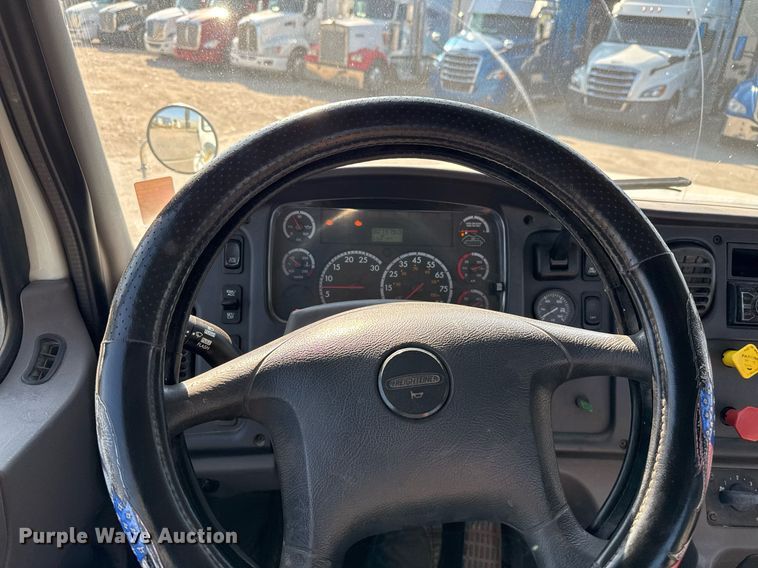 image for item EJ3291 2015 Freightliner Business Class M2 semi truck