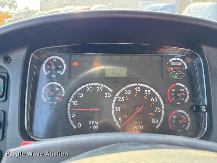 image for item EJ3291 2015 Freightliner Business Class M2 semi truck