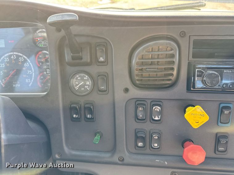 image for item EJ3291 2015 Freightliner Business Class M2 semi truck