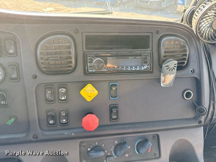 image for item EJ3291 2015 Freightliner Business Class M2 semi truck