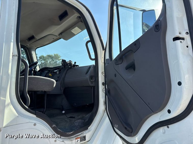 image for item EJ3291 2015 Freightliner Business Class M2 semi truck