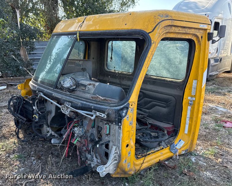 image for item EJ3294 2014 Freightliner Cascadia semi truck cab