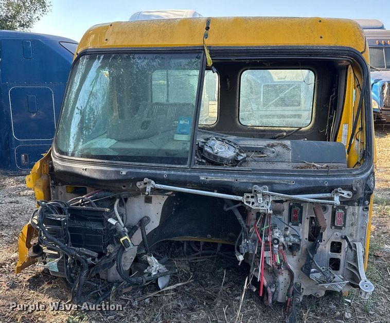 image for item EJ3294 2014 Freightliner Cascadia semi truck cab