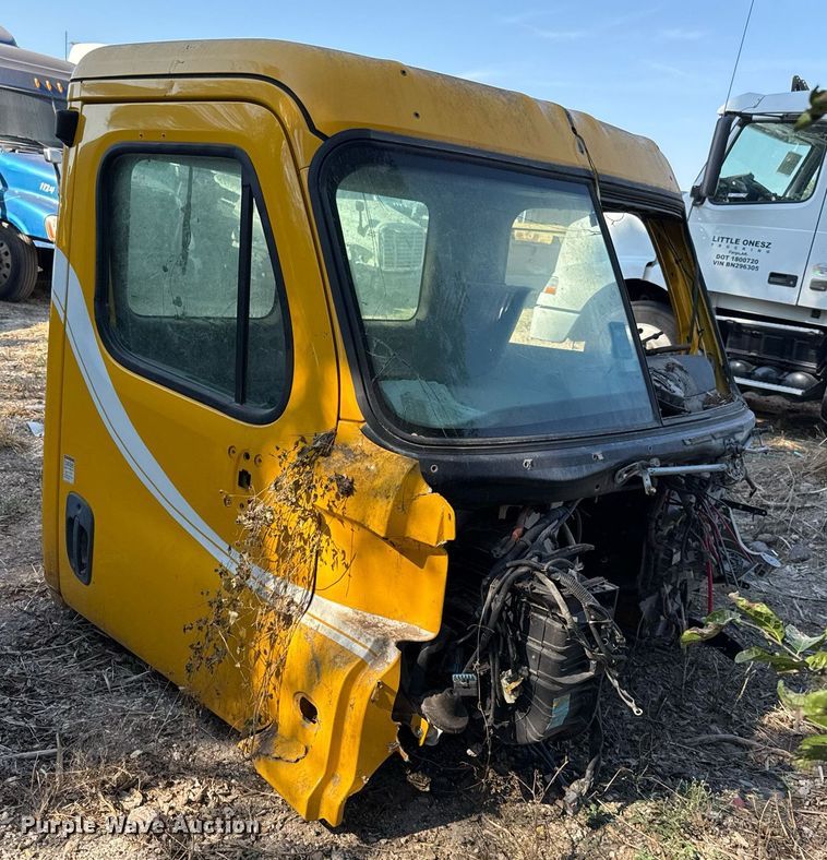 image for item EJ3294 2014 Freightliner Cascadia semi truck cab