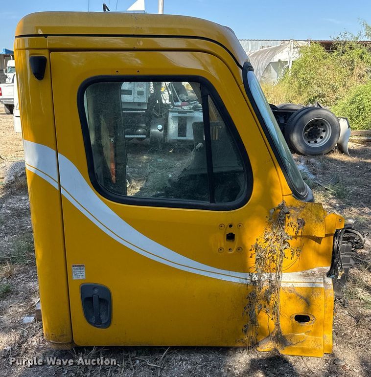 image for item EJ3294 2014 Freightliner Cascadia semi truck cab