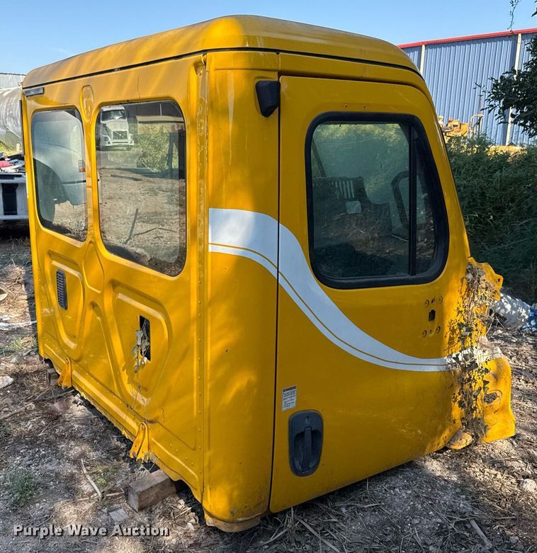 image for item EJ3294 2014 Freightliner Cascadia semi truck cab