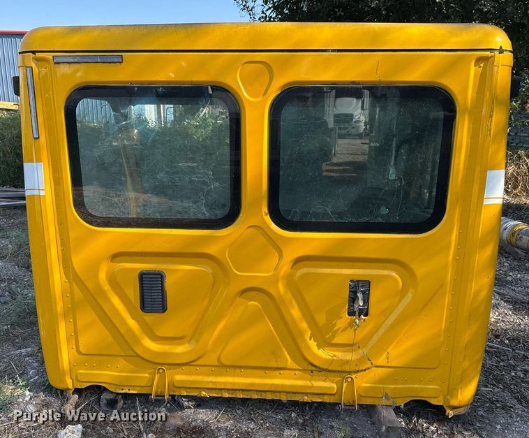 image for item EJ3294 2014 Freightliner Cascadia semi truck cab