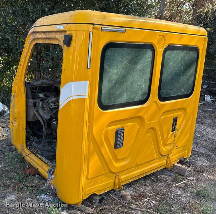 image for item EJ3294 2014 Freightliner Cascadia semi truck cab