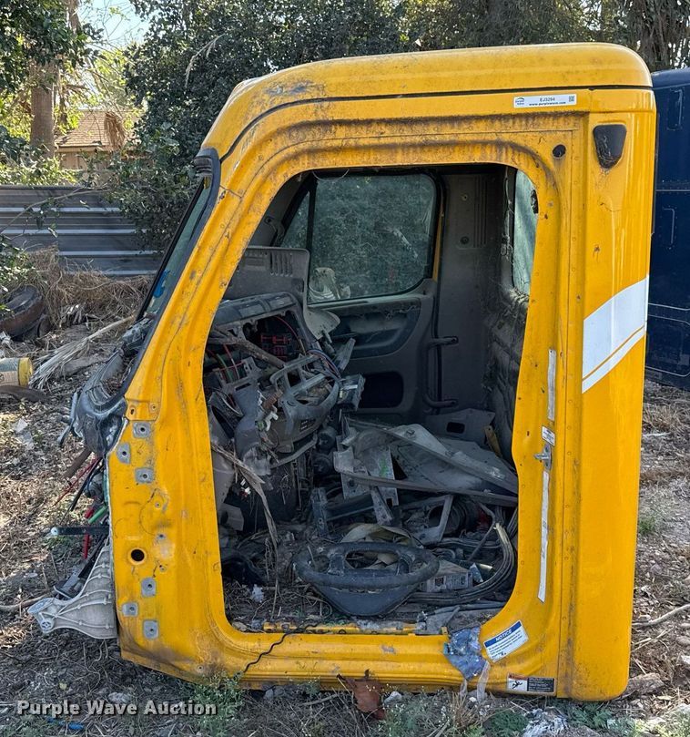 image for item EJ3294 2014 Freightliner Cascadia semi truck cab