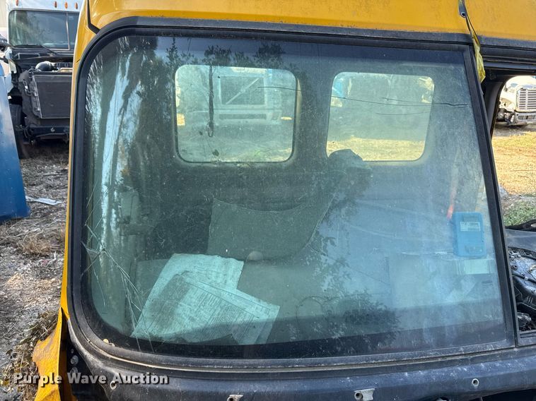 image for item EJ3294 2014 Freightliner Cascadia semi truck cab