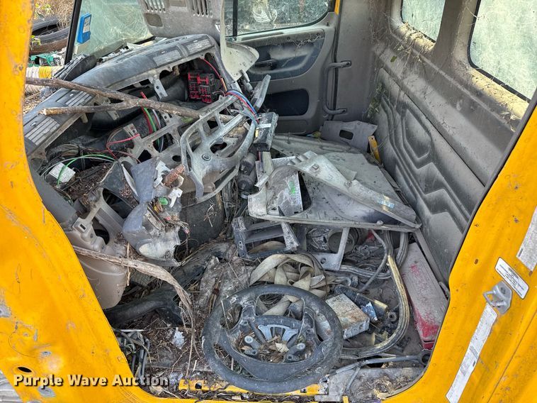 image for item EJ3294 2014 Freightliner Cascadia semi truck cab