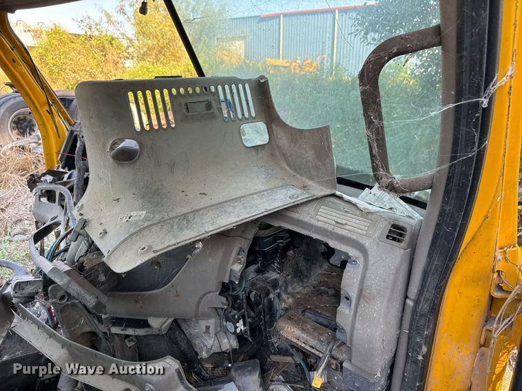 image for item EJ3294 2014 Freightliner Cascadia semi truck cab