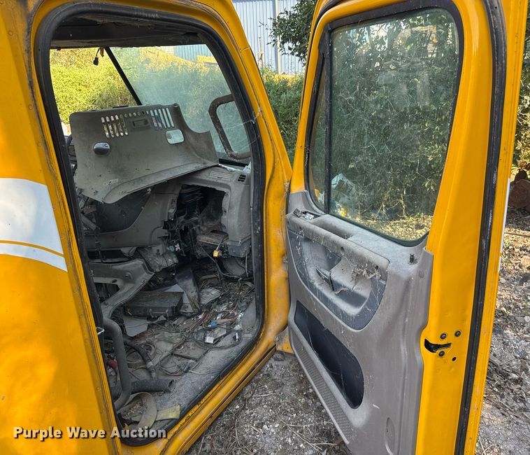 image for item EJ3294 2014 Freightliner Cascadia semi truck cab