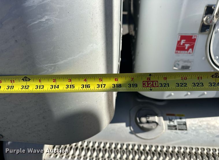 image for item EJ5165 2014 Peterbilt 337 box truck