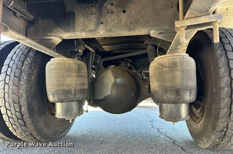 image for item EJ5165 2014 Peterbilt 337 box truck