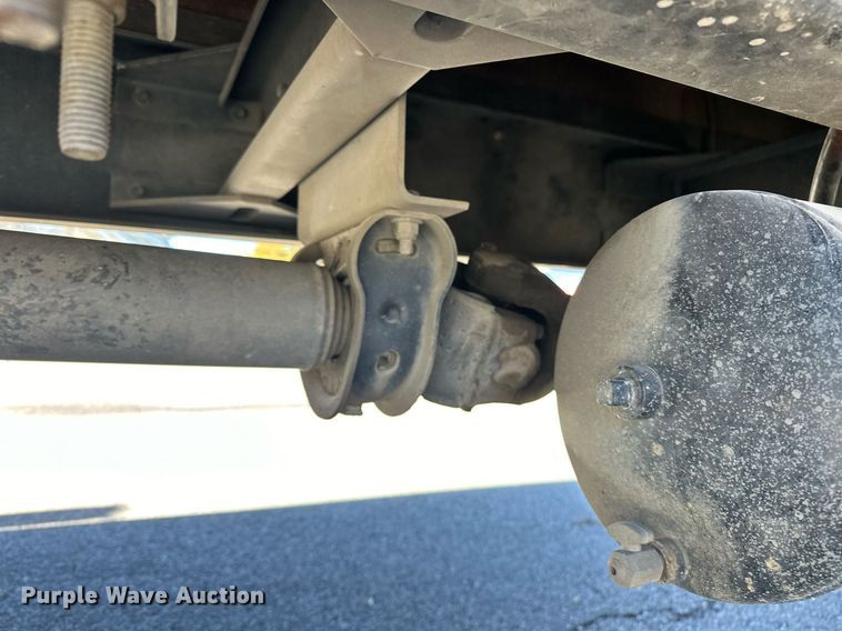 image for item EJ5165 2014 Peterbilt 337 box truck