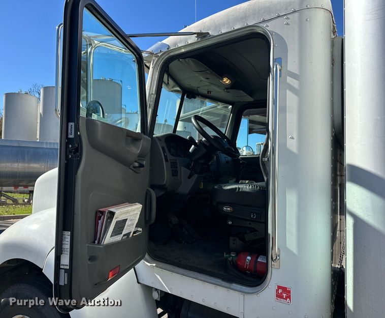 image for item EJ5165 2014 Peterbilt 337 box truck