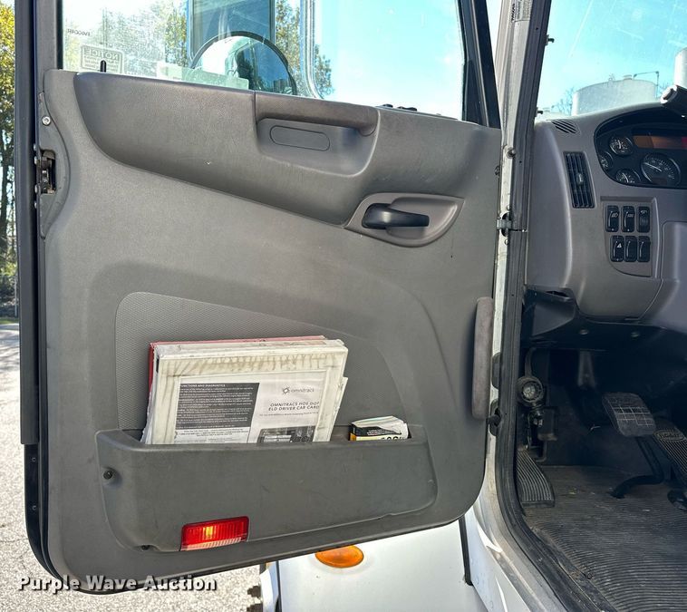 image for item EJ5165 2014 Peterbilt 337 box truck