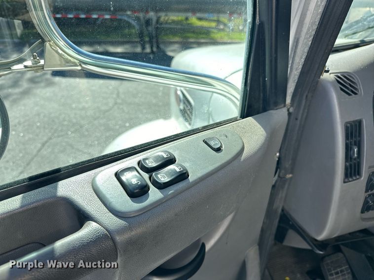 image for item EJ5165 2014 Peterbilt 337 box truck