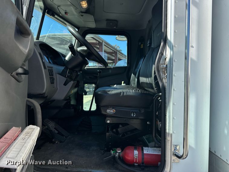 image for item EJ5165 2014 Peterbilt 337 box truck