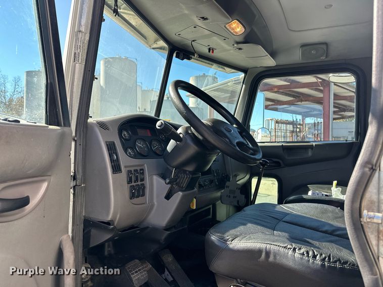 image for item EJ5165 2014 Peterbilt 337 box truck