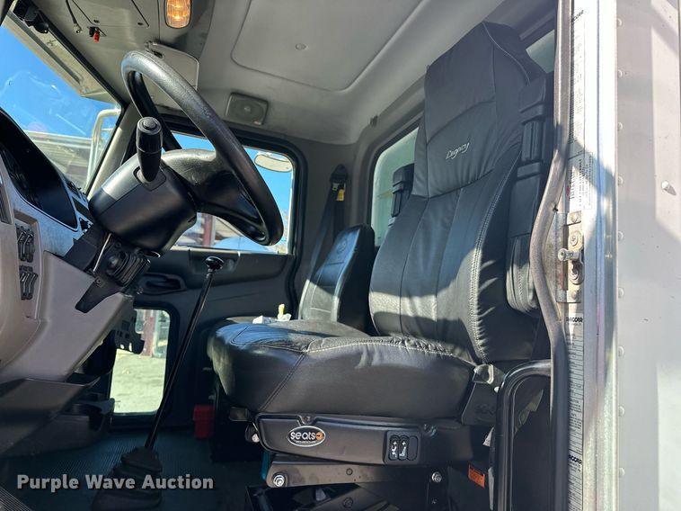 image for item EJ5165 2014 Peterbilt 337 box truck