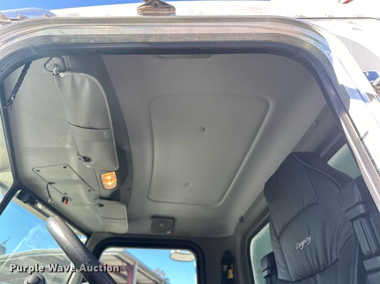 image for item EJ5165 2014 Peterbilt 337 box truck