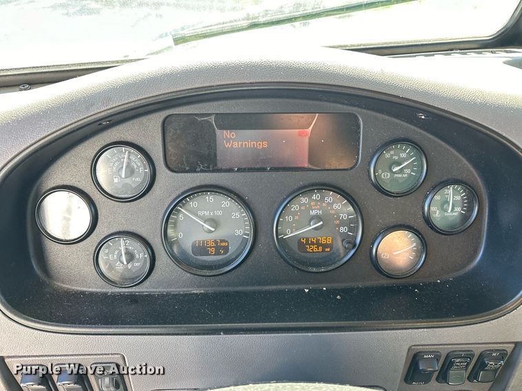 image for item EJ5165 2014 Peterbilt 337 box truck