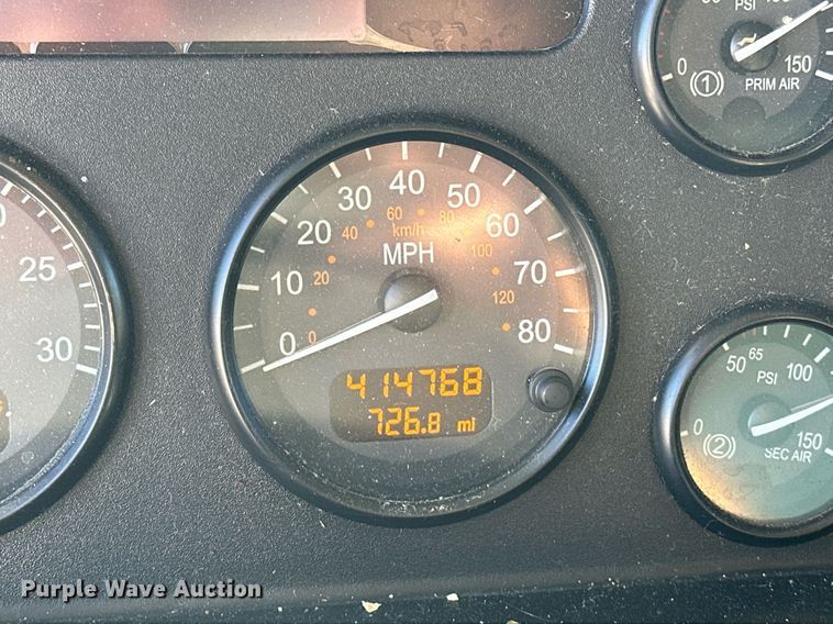 image for item EJ5165 2014 Peterbilt 337 box truck