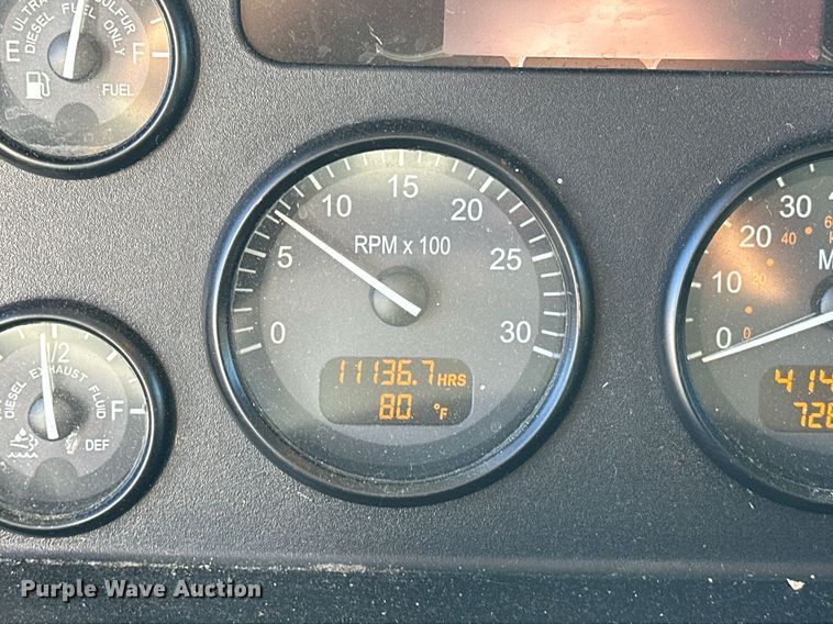 image for item EJ5165 2014 Peterbilt 337 box truck