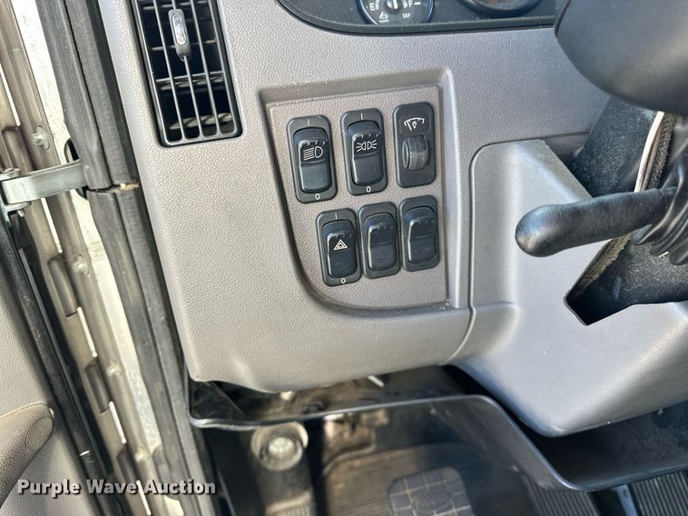 image for item EJ5165 2014 Peterbilt 337 box truck