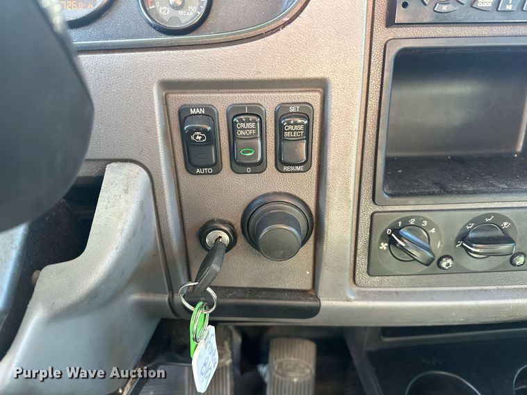 image for item EJ5165 2014 Peterbilt 337 box truck