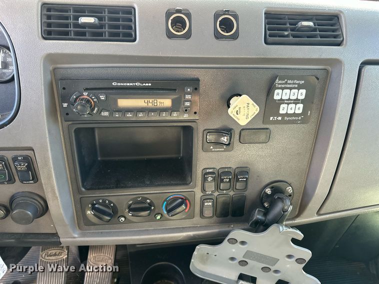 image for item EJ5165 2014 Peterbilt 337 box truck