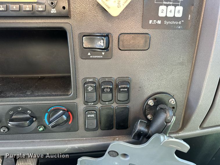 image for item EJ5165 2014 Peterbilt 337 box truck