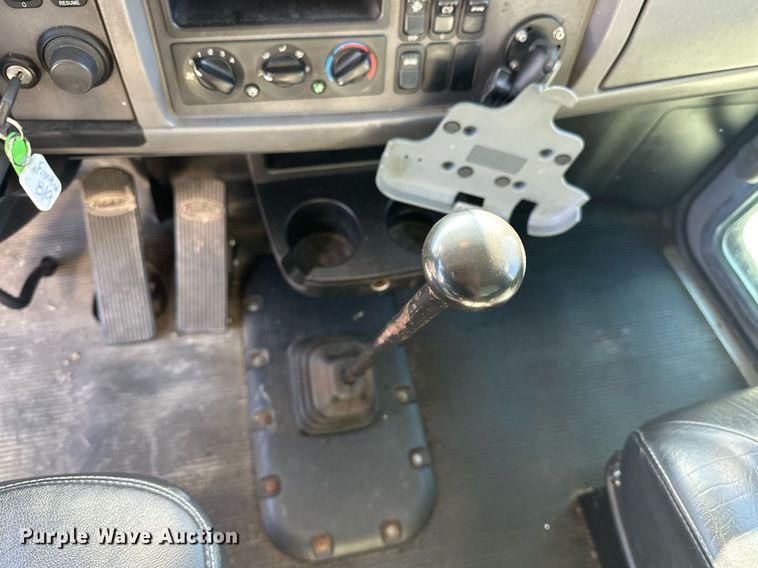 image for item EJ5165 2014 Peterbilt 337 box truck