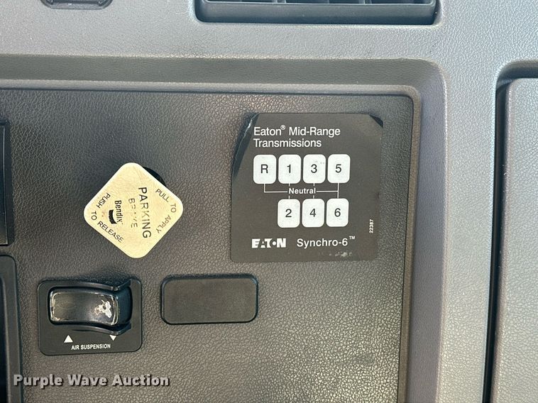 image for item EJ5165 2014 Peterbilt 337 box truck