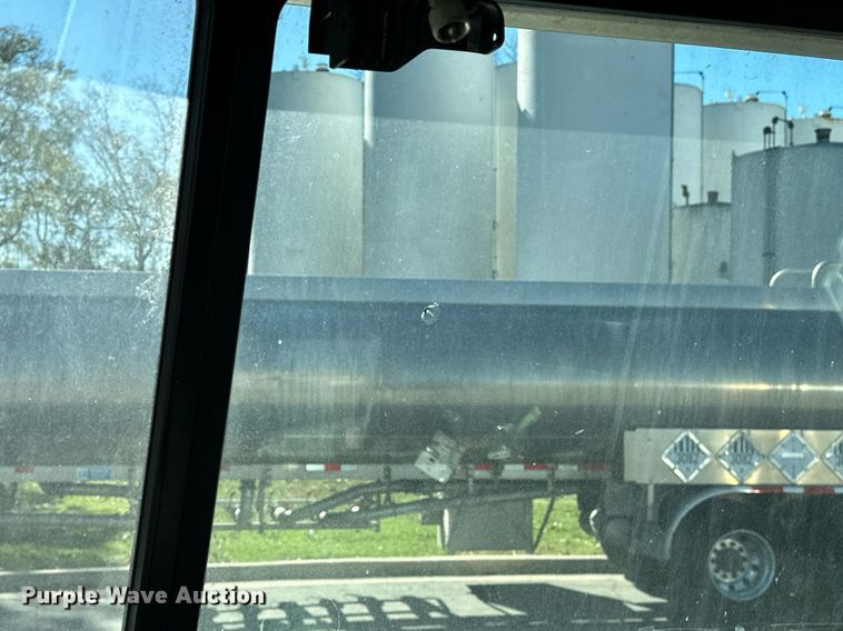 image for item EJ5165 2014 Peterbilt 337 box truck