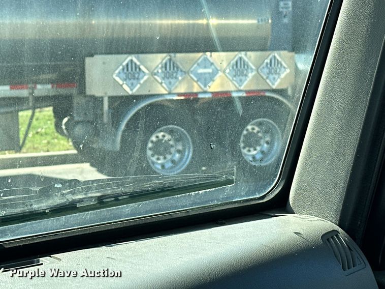 image for item EJ5165 2014 Peterbilt 337 box truck