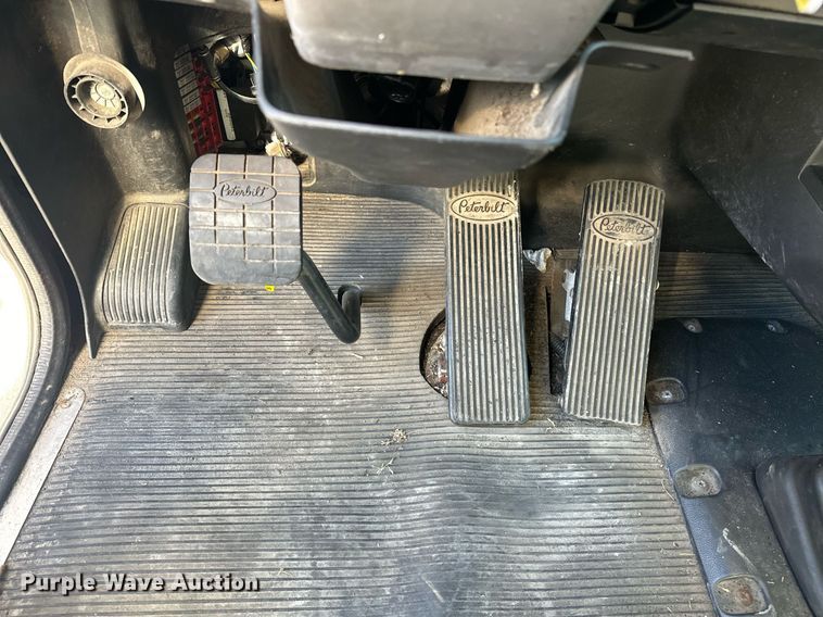 image for item EJ5165 2014 Peterbilt 337 box truck