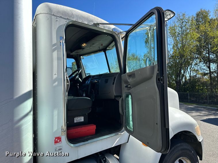 image for item EJ5165 2014 Peterbilt 337 box truck