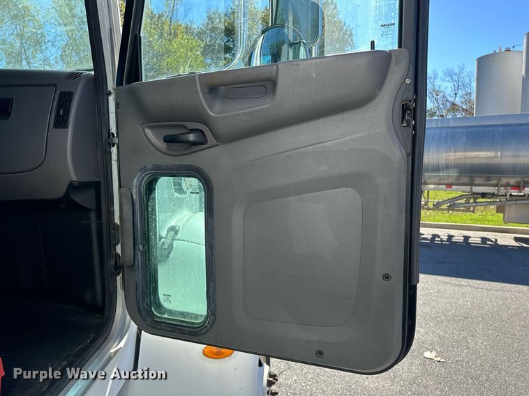 image for item EJ5165 2014 Peterbilt 337 box truck