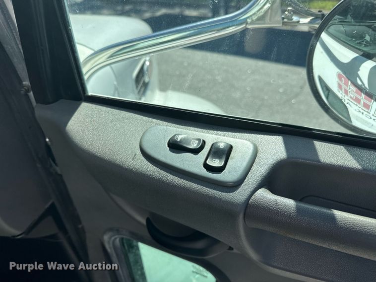 image for item EJ5165 2014 Peterbilt 337 box truck